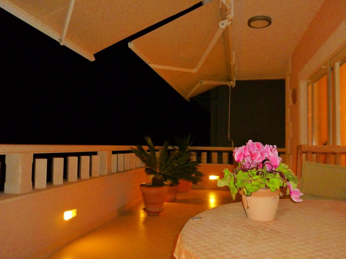 Apartments Jani Хвар Екстер'єр фото